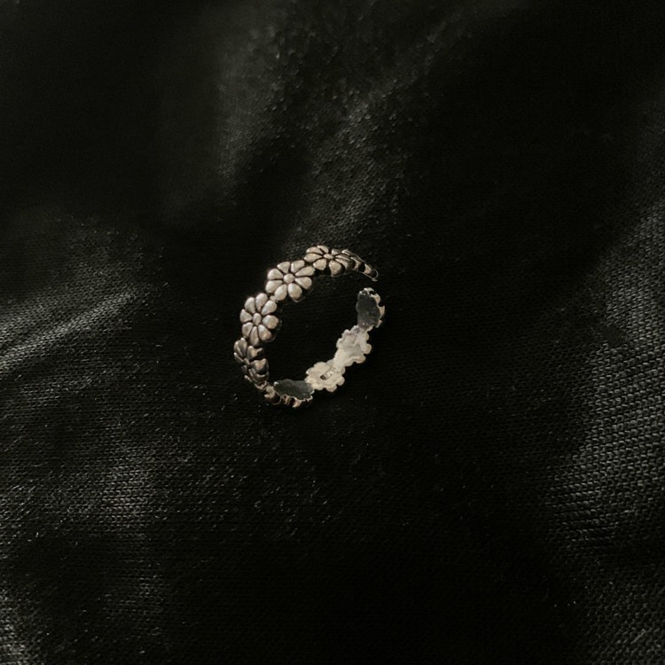 Nhẫn thiết kế vòng hở chạm khắc hình hoa cúc xinh xắn dành cho nữ