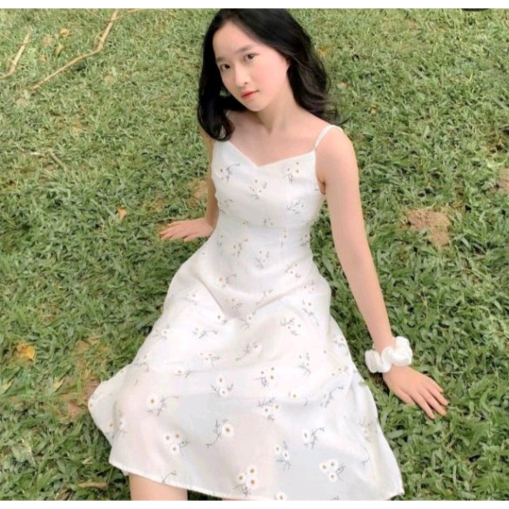 {Hàng Có Sẵn} Đầm Hai Dây Trắng Dài Qua Gối Kết Hợp Họa Tiết Dễ Thương