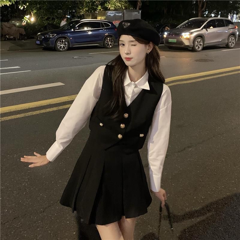 Set sơ mi gile và chân váy tennis. Ảnh thật