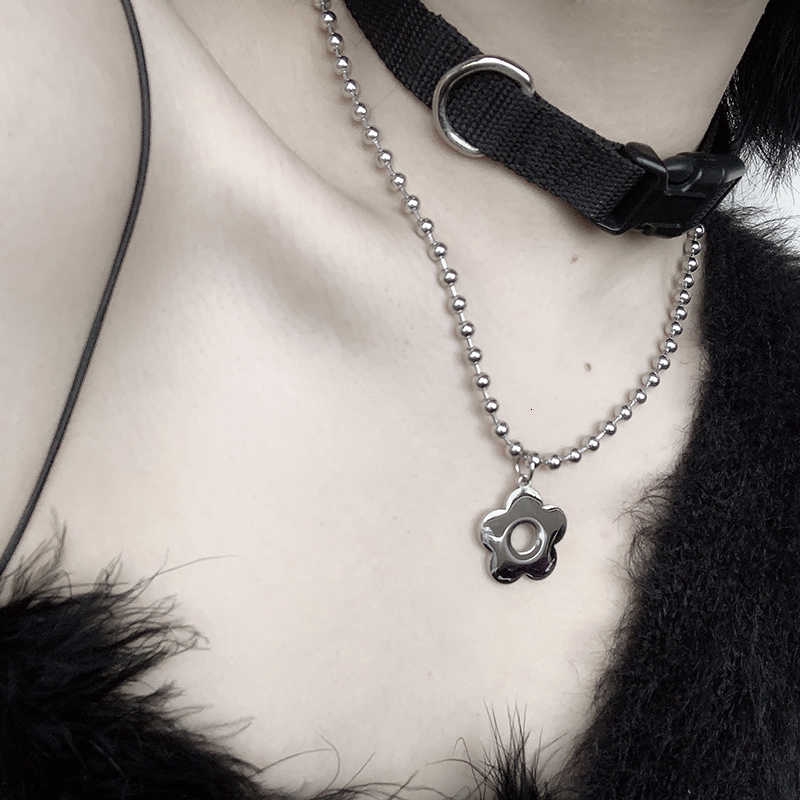 Dây Chuyền Titan Mặt Hình Bông Hoa Phong Cách Retro