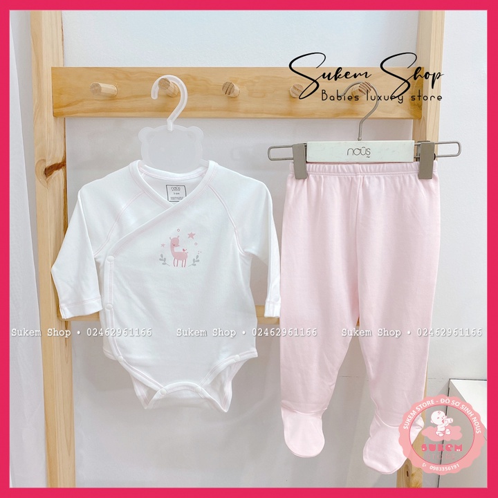 Body Chip Cho Bé/Bodysuit cài lệch trắng in con nai kèm quần tất hồng Nous