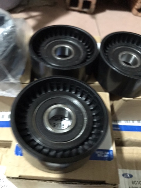 Pulley (puly) tăng dây curoa tổng Ford Transit 2009-2019(puly trong cụm)