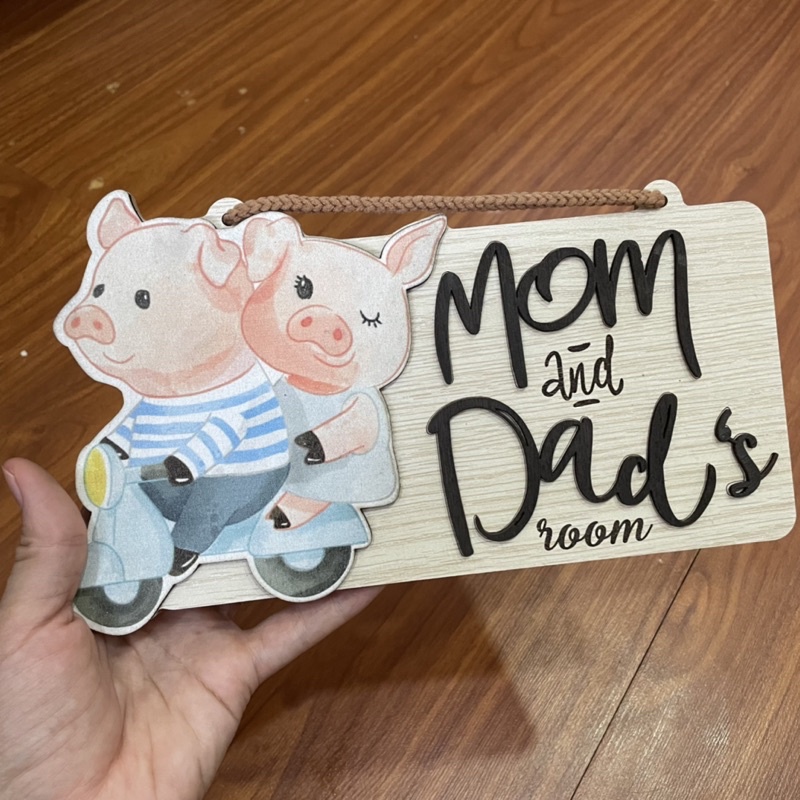 Bảng gỗ trang trí biển gỗ hình gia đình heo mom and dad room treo phòng ngủ ba mẹ