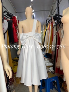 Váy lệch vai gắn nơ sau lưng