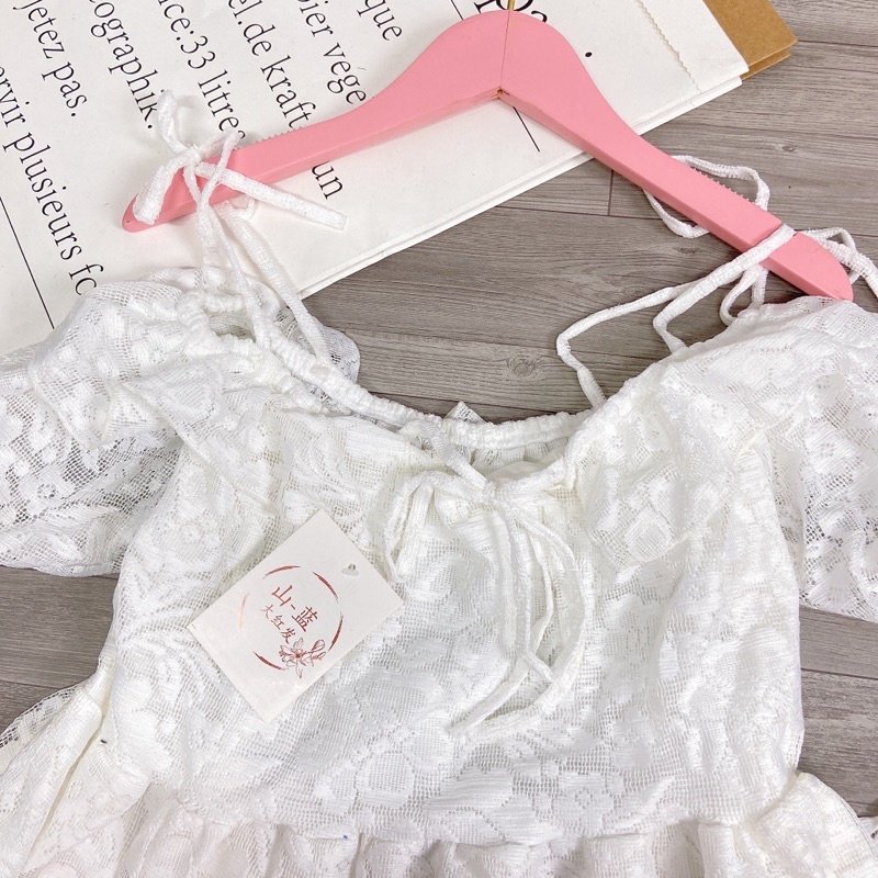 Váy Tiểu Thư Ren Trắng Bệt Vai Buộc Eo Dáng Xoè Tầng