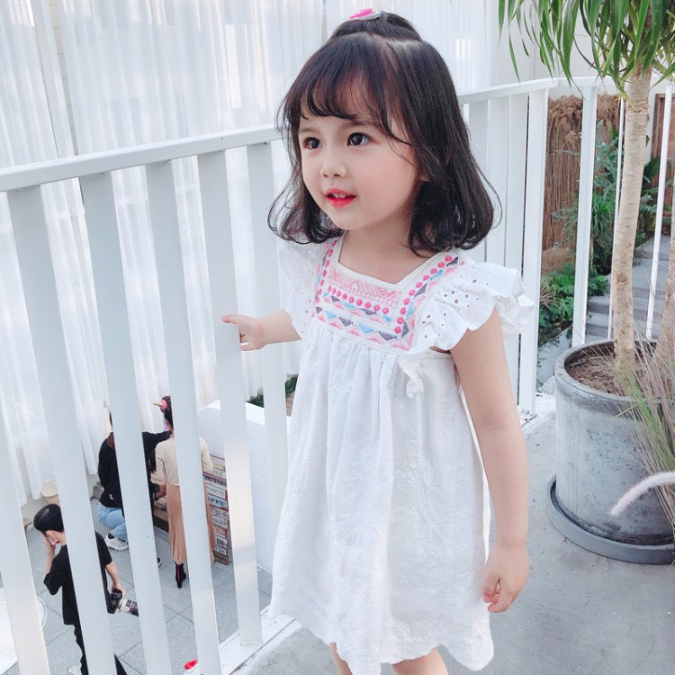 🍧🍧🍧 Đầm vải trắng thêu thổ cẩm trên ngực áo rất xinh cho bé gái luôn🥰