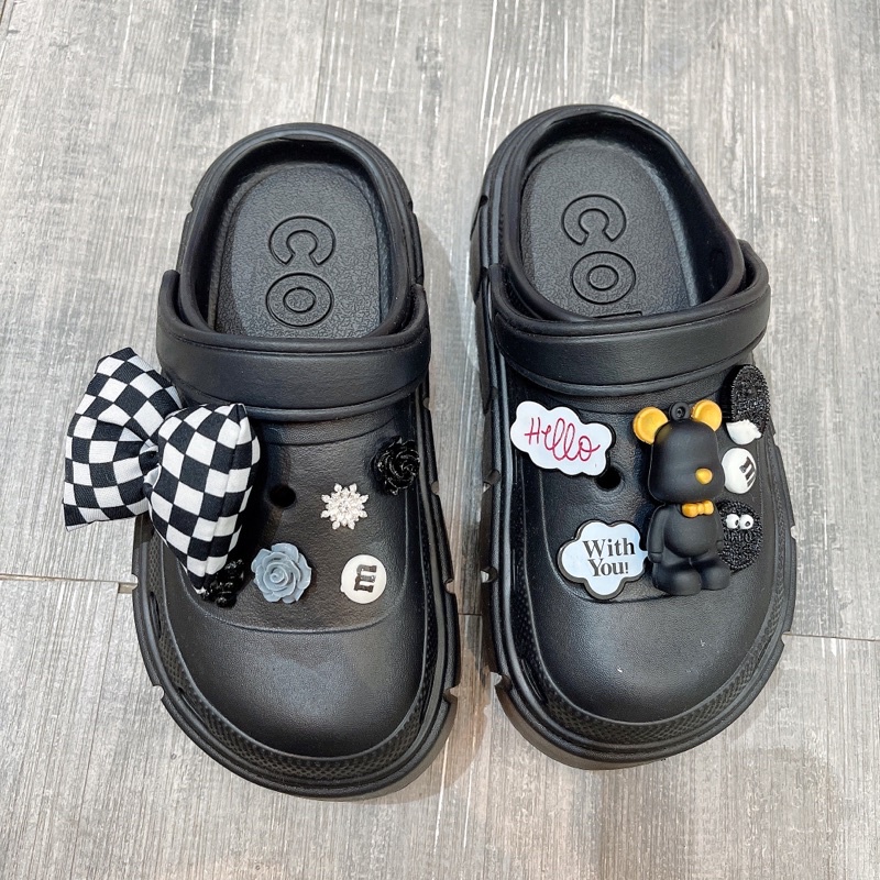Dép Crocs đế cao 5cm kèm hình gắn bearbrick dễ thương