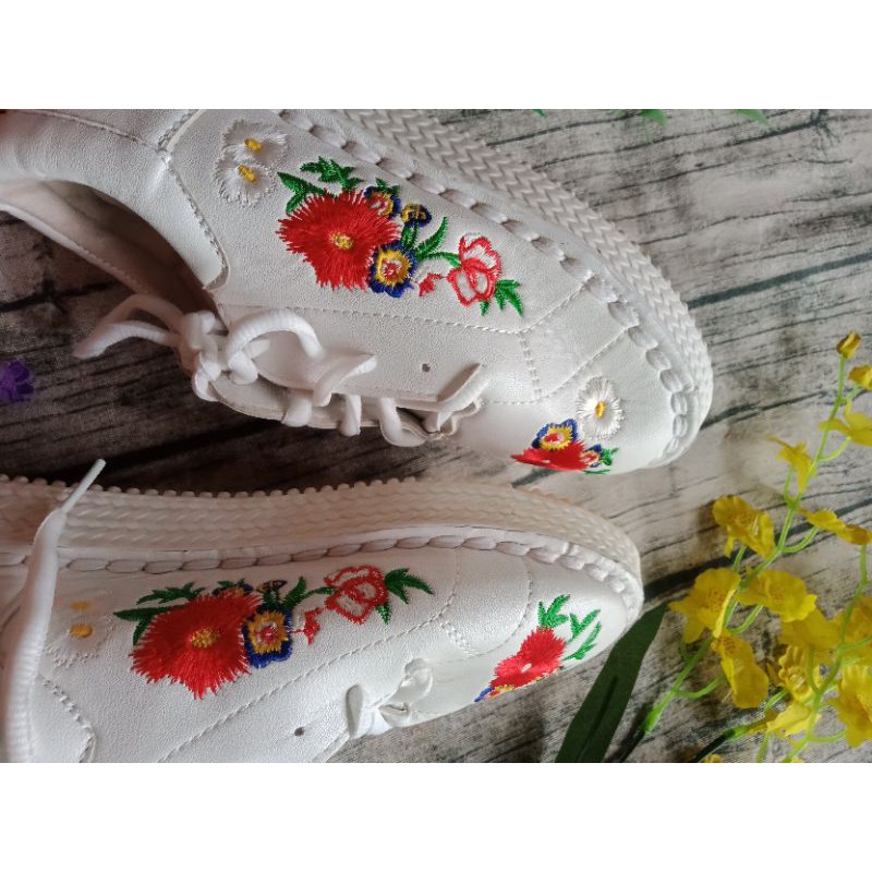 giày thể thao thêu hoa hàng xịn đẹp size 36 vừa | BigBuy360 - bigbuy360.vn