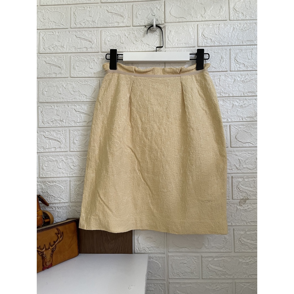 Chân váy ngắn vàng