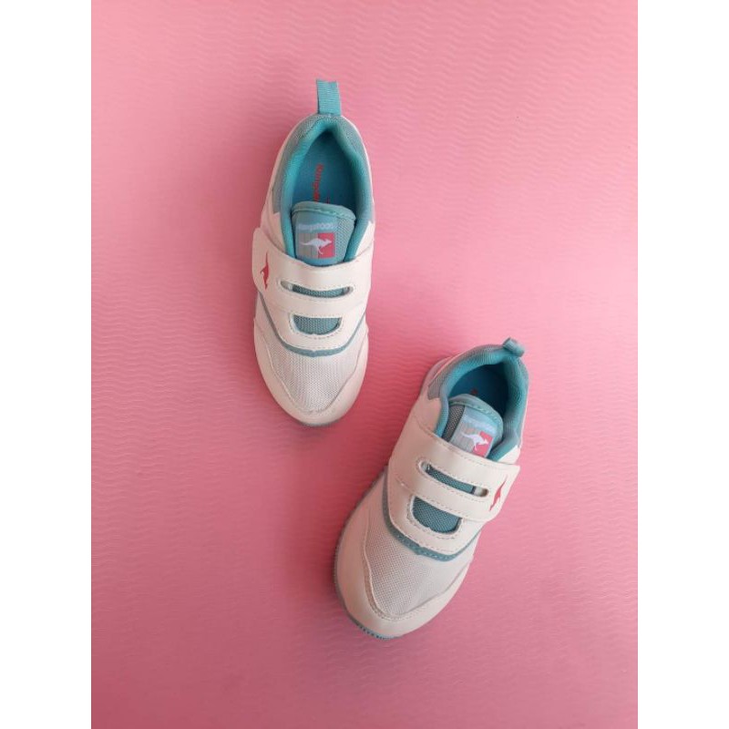 Giày xuất cho bé