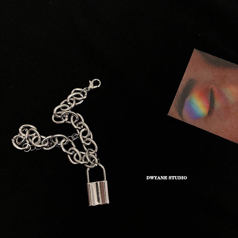 Vòng đeo tay khóa hip hop vòng tay gấu kim loại chéo | BigBuy360 - bigbuy360.vn