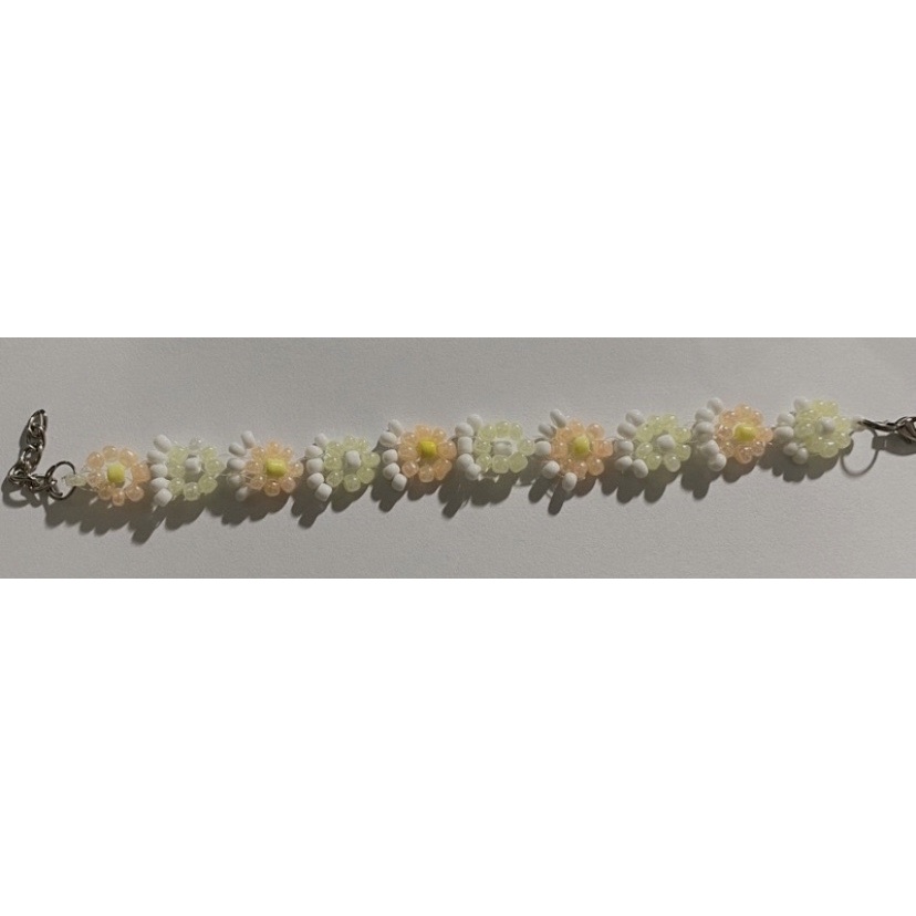 Vòng tay handmade hạt trai và hạt cườm hình hoa pastel