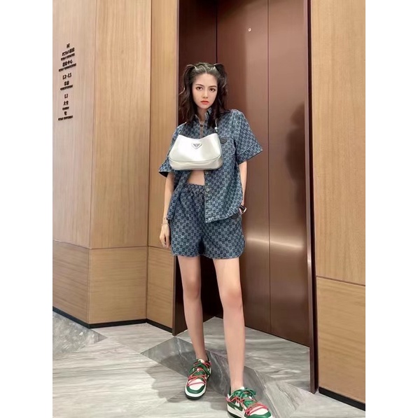 Bộ đồ nữ gucci GC với áo sơ mi ngắn tay và quần short cạp thun có dây rút tùy chỉnh