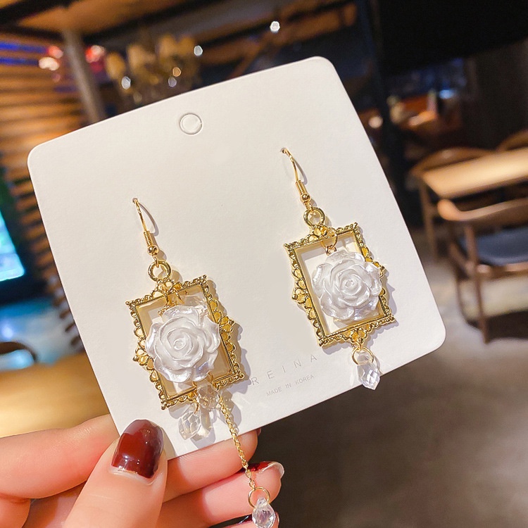 Bông tai khung hình học hoa hồng trắng không đối xứng phong cách retro_M1700