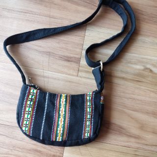 Giỏ đeo thổ cẩm thủ công dân tộc Ê Đê