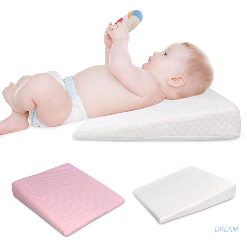 1 gối nằm tam giác chống trào sữa cho bé sơ sinh