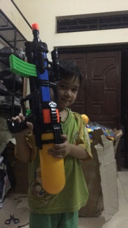 Súng nước đồ chơi