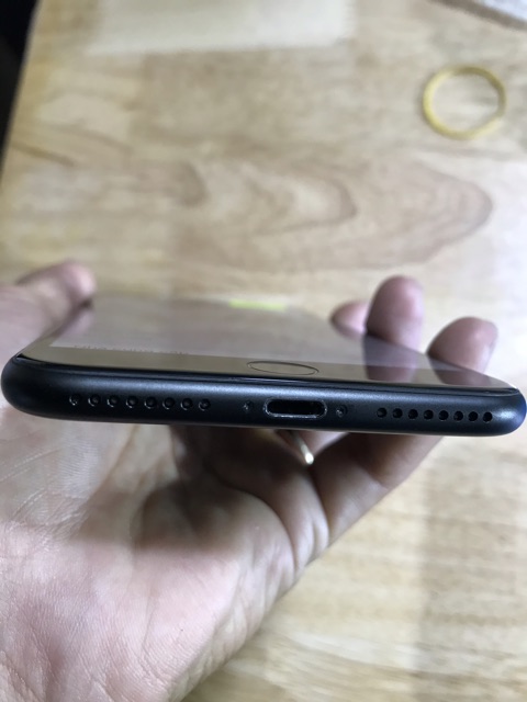 Bán iphone 7 plus 32gb màu đen+tặng kèm cóc cáp sạc cường lực,ốp lưng trong suốt