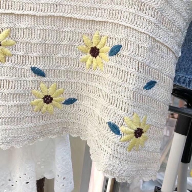 Áo len thêu hoa cúc sát nách hot hit
