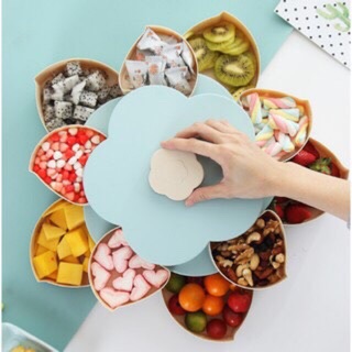 Hộp mứt xoè cánh hoa 2 tầng siêu tiện lợi.