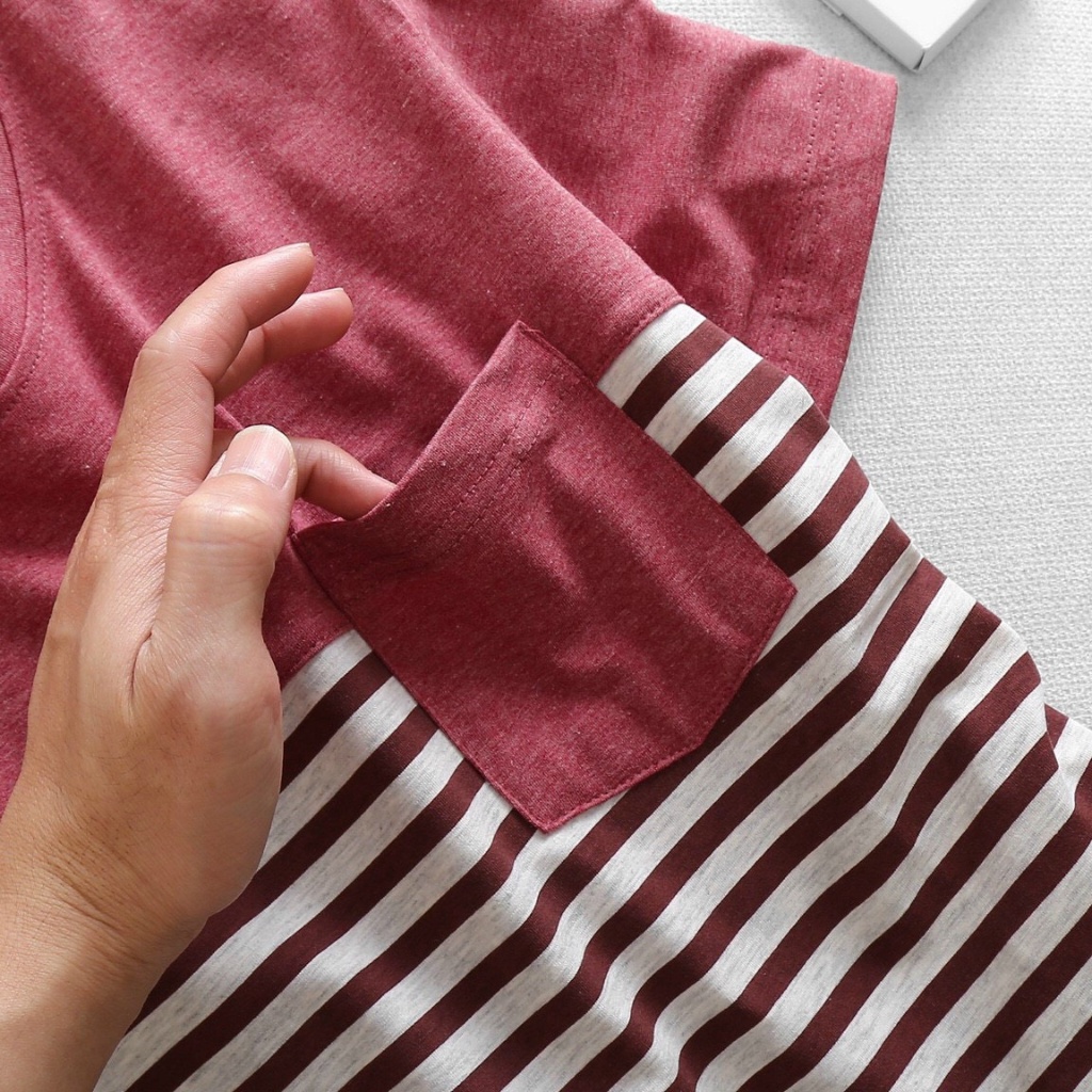 Áo thun nam cổ tròn phối túi, in họa tiết kẻ sọc, vải cotton, form oversize co giãn thoải mái