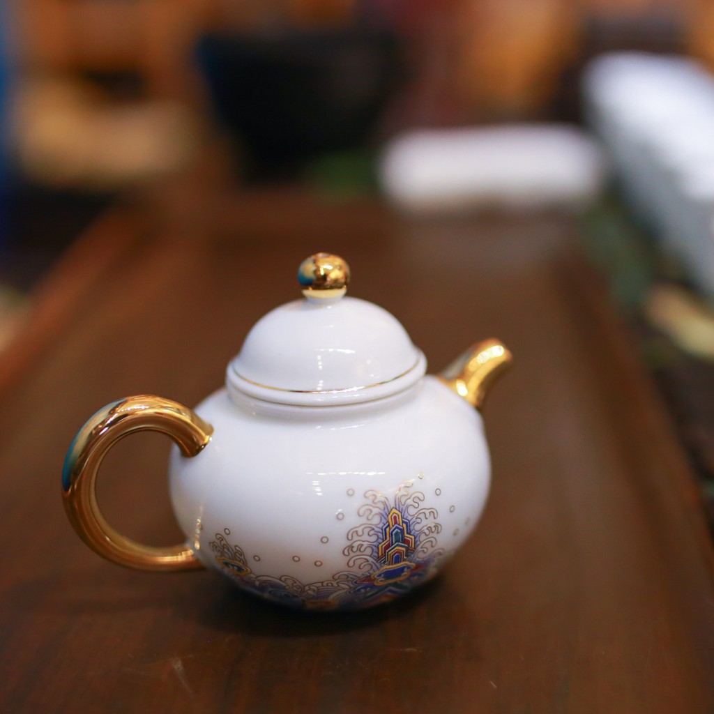 Ấm trà sứ cảnh đức, hoạ tiết cung đình tinh sảo, loại tráng men độc- đối ẩm dùng trong trà đạo hiện đại.