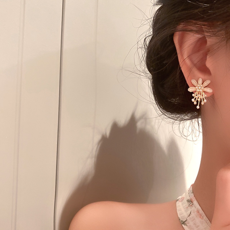 Bông Tai Thời Trang Hình Cánh Hoa Đính Ngọc Trai Phong Cách Hàn Quốc