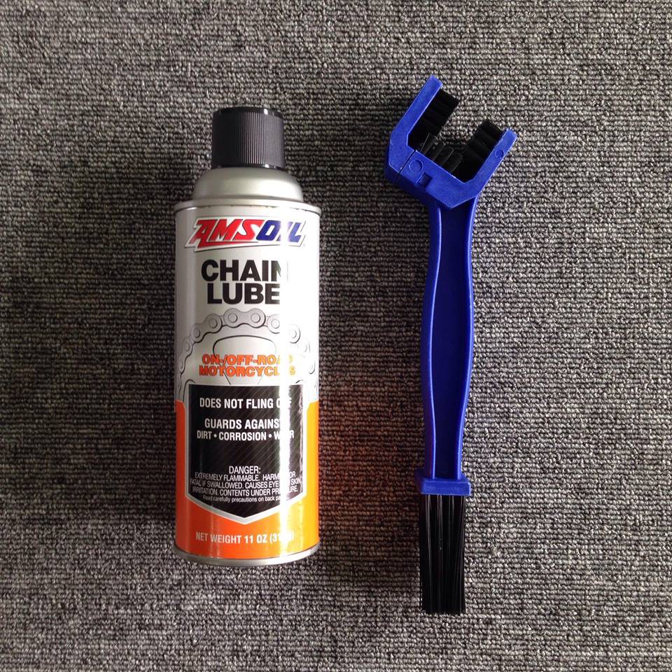 Combo Chai xịt sên cao cấp AMSOIL CHAIN LUBE 312g &amp; Cây Chà Sên