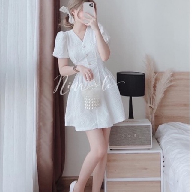 Váy gấm xốp vân hoa cổ V cúc ngực tay bồng hở lưng Đầm đi ăn cưới màu trắng