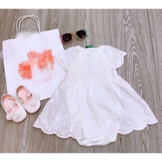 Váy trắng bé gái