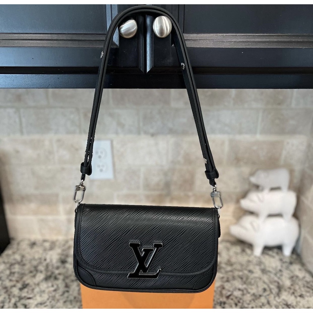 Túi đeo Louis Vuitton new Dáng kẹp nách hot hit Box vip nam châm - 2 mầu size 24cm