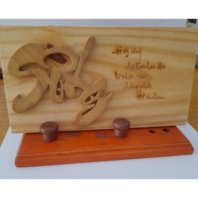 Tranh gỗ thư pháp chữ Sống - Hãy Sống như loài hoa dại. Nở thật tươi chẳng phải để ai nhìn