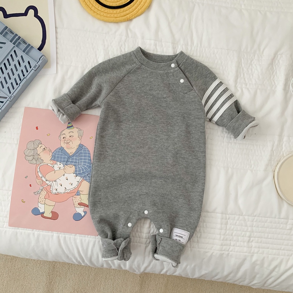 Áo liền quần dài tay quần dài cổ tròn họa tiết kẻ sọc ngang một bên tay áo màu trơn cho trẻ sơ sinh