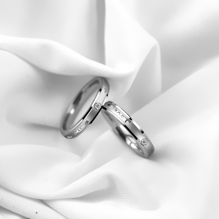 02 chiếc nhẫn cặp tình nhân inox cao cấp Kiss Love đính xoàn đẹp, không đen - tặng hộp đựng xinh xắn