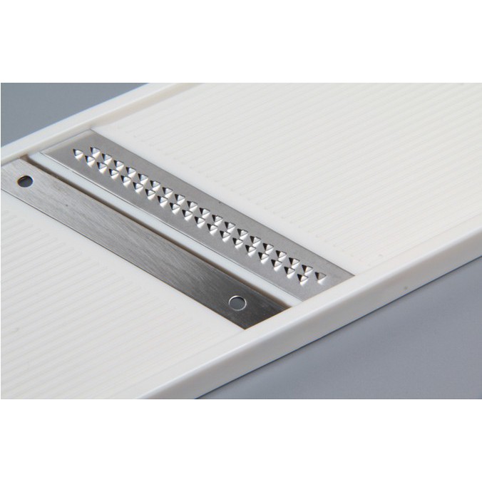 BÀN NẠO MÀI RAU CỦ CÓ TAY CẦM NỘI ĐỊA NHẬT, có công dụng mài nạo rau củ và thái sợi nhuyễn cho rau củ.