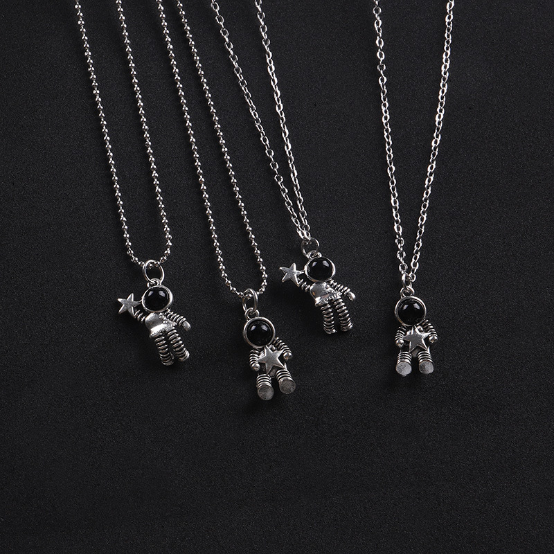 Vòng cổ MAYEBE LAVEND hình phi hành gia độc đáo phong cách Hàn Quốc