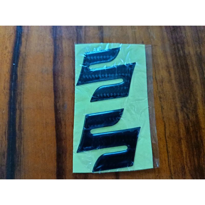 Bộ 2 chữ nổi S màu đen carbon 3cm nhập Thái