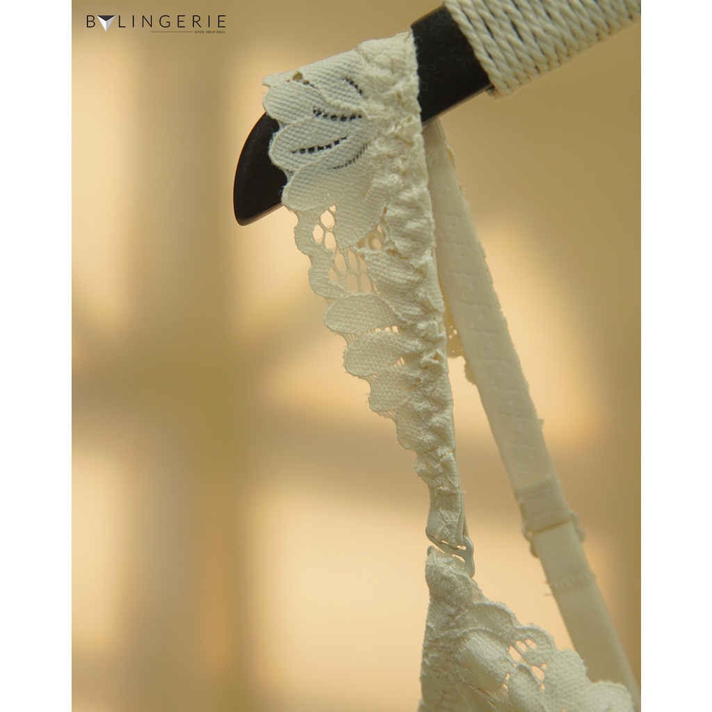 Bộ đồ lót ren nữ BY LINGERIE màu trắng kem không gọng đệm mút dày nâng ngực B229 | BigBuy360 - bigbuy360.vn