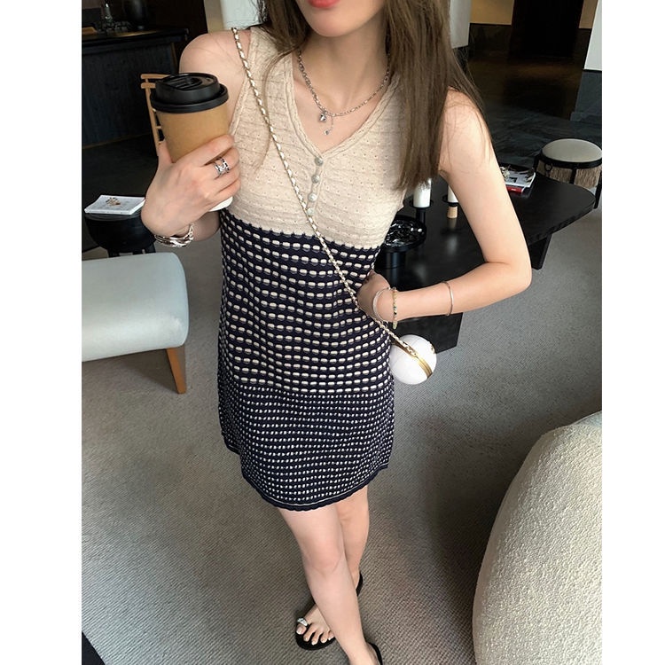 Xiaoxiangfeng knitted dress slim to show lean temperament, advanced striped vest, short skirt, children's 2022 new style