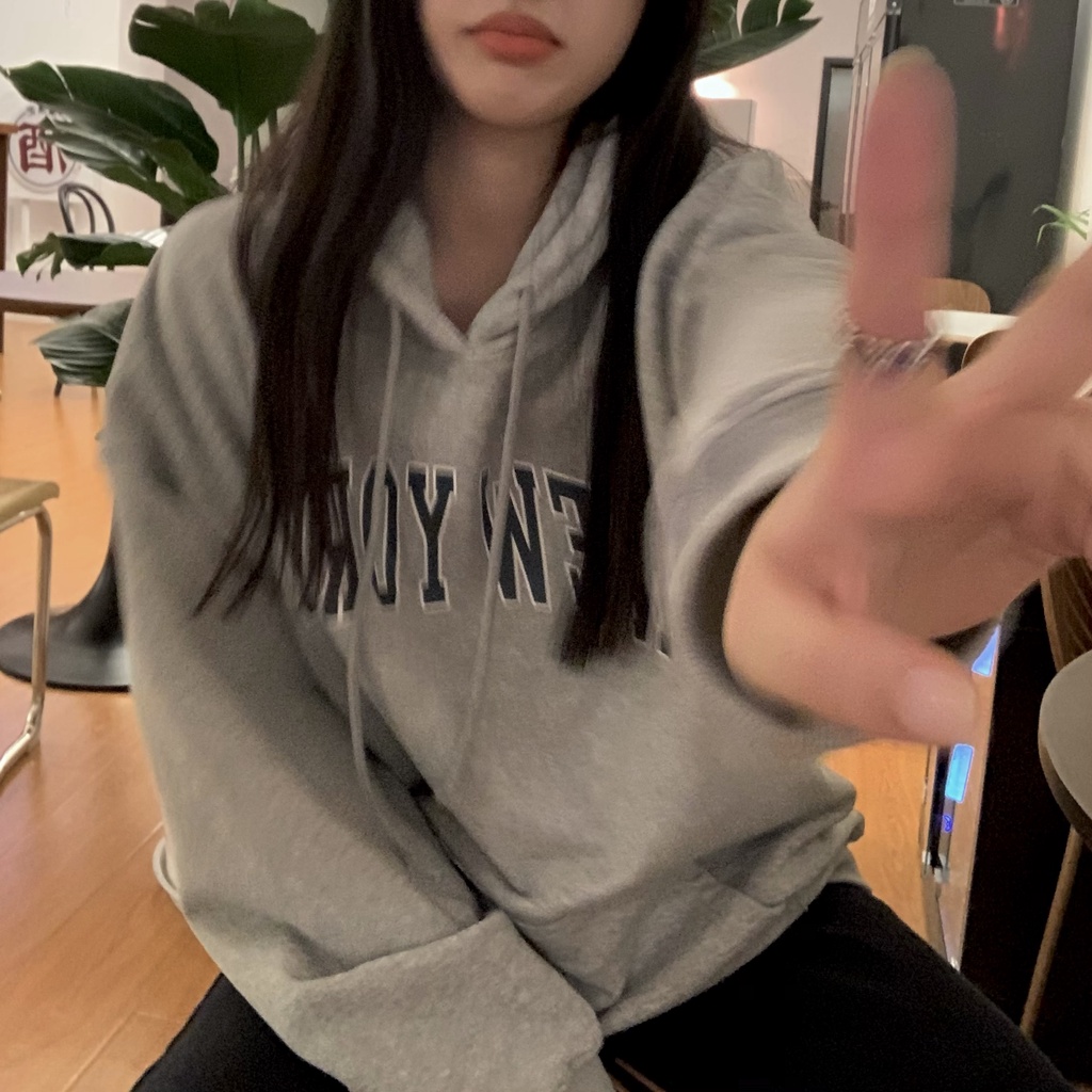 Áo hoodie oversize màu xám đính chữ ngực phong cách Hàn Quốc lười biếng có mũ