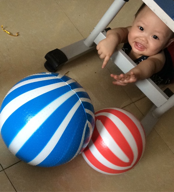 Bóng nhựa sọc xanh và đỏ