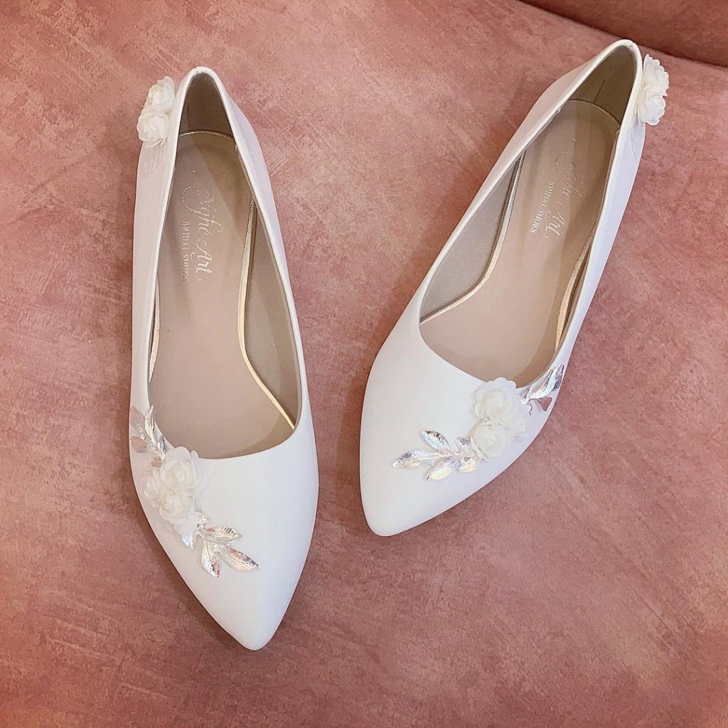Giày cưới Nghé Art búp bê đính hoa hồng lụa trắng 226