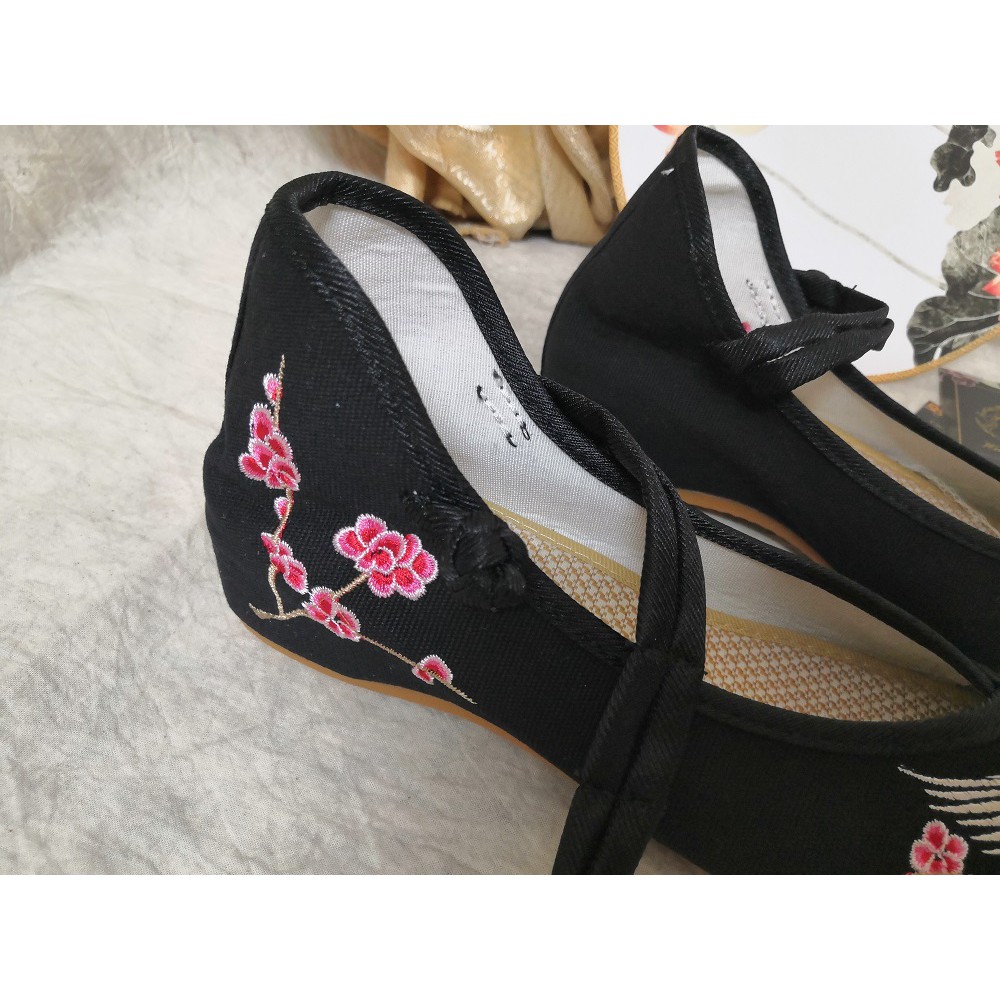 Giày thêu nữ màu đen phối hoa đào và hạc phong cách cổ trang - có sẵn