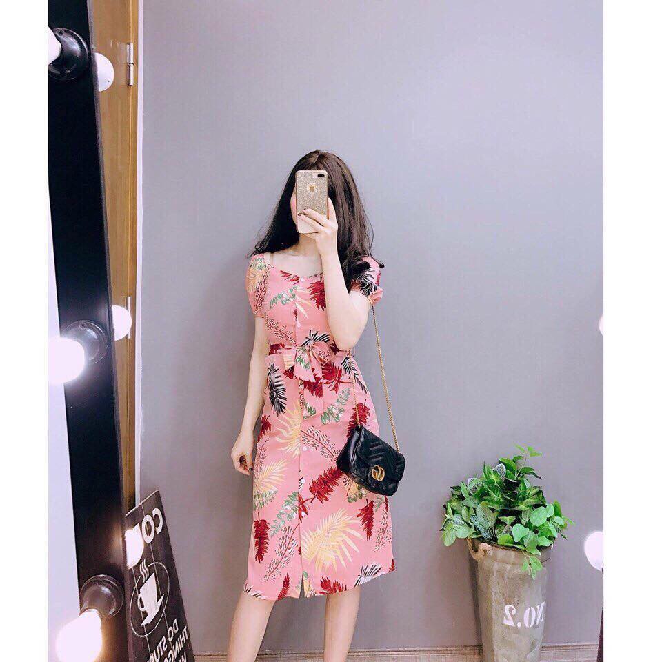 ĐẦM MAXI HOA G1974 Chất liệu: cát xốp Kiểu dáng: đầm xòe, trễ vai, tay ngắn, họa tiết hoa ngũ sắc, dây kéo bên hông