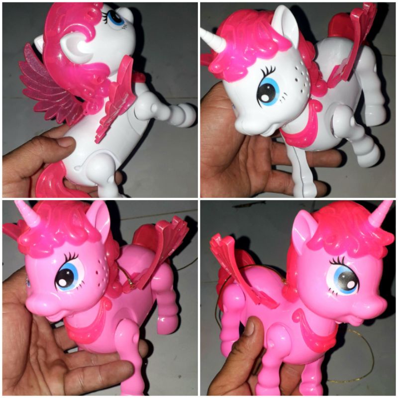 Một mô hình chú Ngựa Pony bằng nhựa có nhạc và đèn led rất đẹp tặng kèm pin