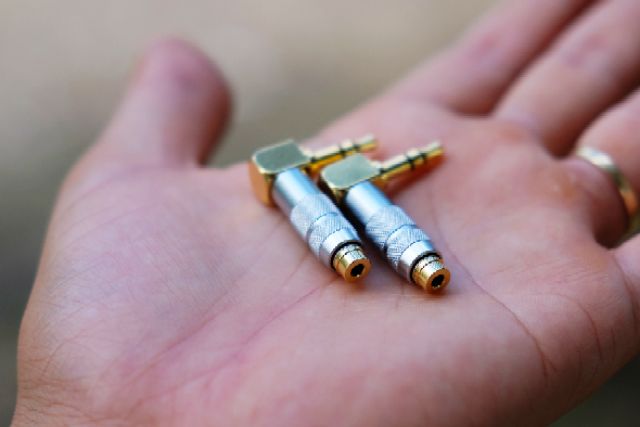 Giắc chuyển đổi cân bằng 2.5mm cái ra 3.5mm đực hãng Oyaide Nhật.
