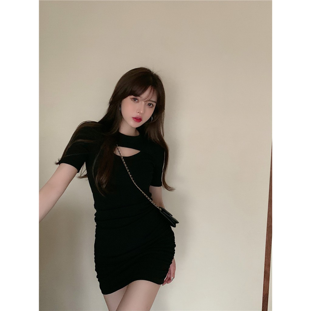 Đầm body đen khoét ngực