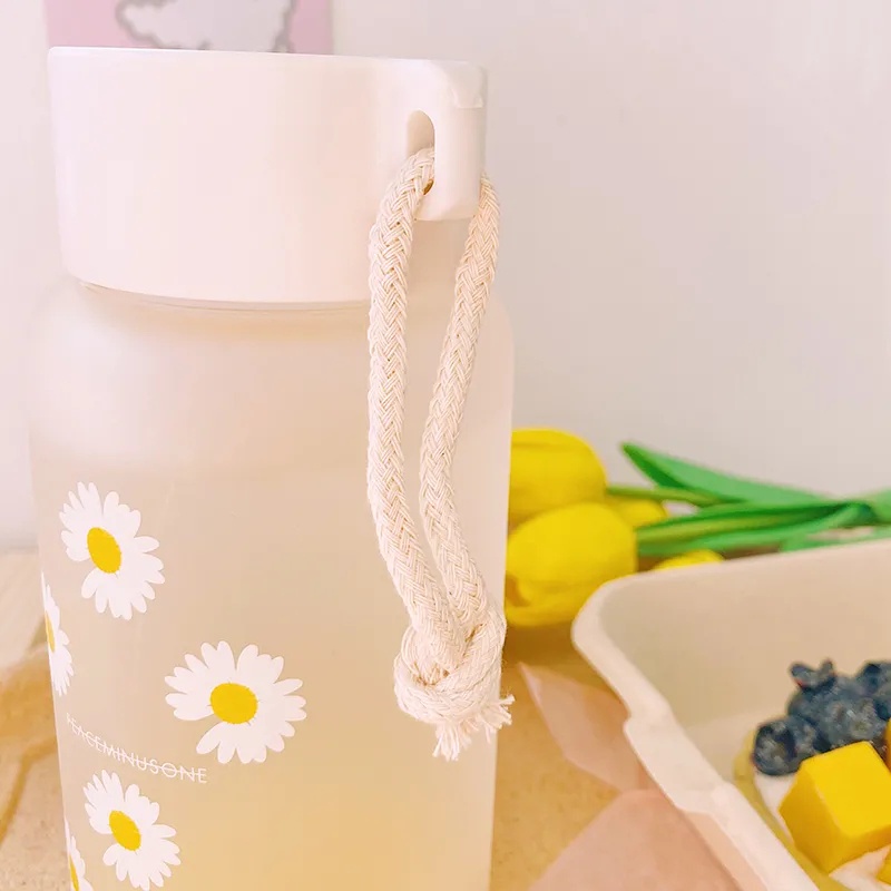 Bình nước nhựa nhám họa tiết hoa cúc dung tích 480ml có dây đeo chống tràn