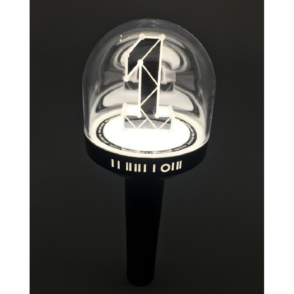 Lightstick chiếu ánh sáng cổ vũ cho đại nhạc hội phong cách của nhóm WANNA ONE