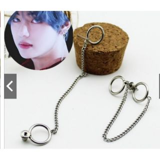 Khuyên tai giống V BTS